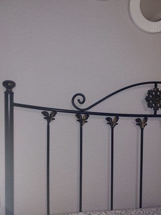 Cabecero de forja negro con detalles dorados