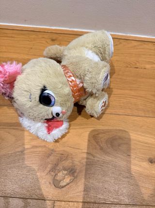 Perrita interactiva con collar