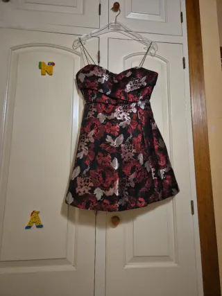 Vestido floral negro y rojo