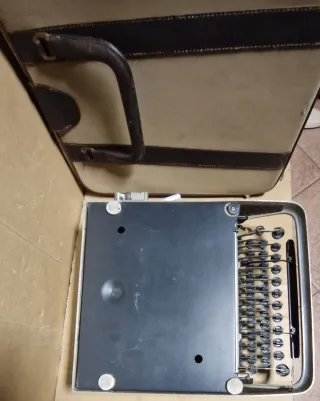 Macchina da scrivere Olivetti Lettera 22