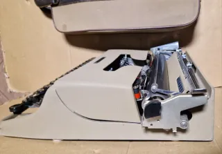 Macchina da scrivere Olivetti Lettera 22