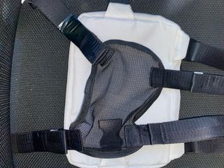 Mochila de pecho blanca y negra