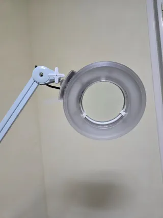 Lámpara lupa LED de pie