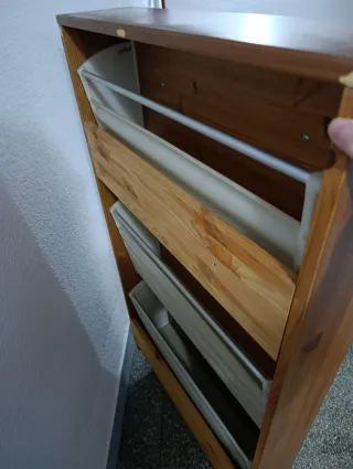 Zapatero de madera estrecho