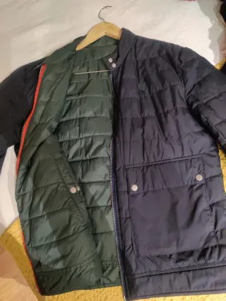 Cazadora acolchada verde/azul reversible.