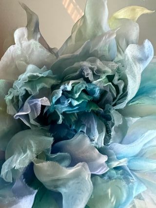 Spilla fiore in seta blu e verde