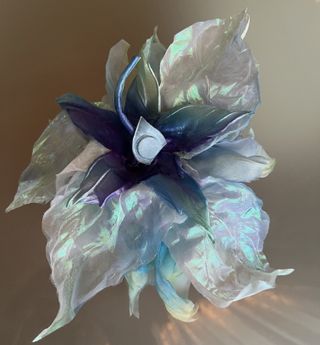 Spilla fiore in seta blu e verde