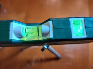 Nivel de burbuja con láser