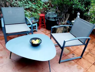 Conjunto de jardín mesa y dos sillas metálicas