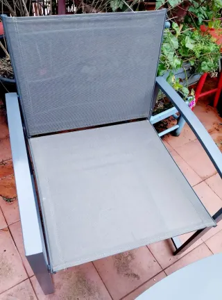 Conjunto de jardín mesa y dos sillas metálicas