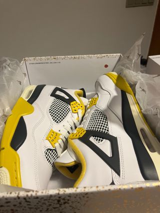 Jordan 4 Vivid Sulfur Taglia 44