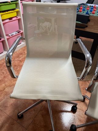 Sillas de oficina beige y plateadas