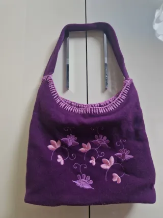Bolso morado con bordados florales