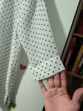 Blusa blanca con topos negros. Semitransparente