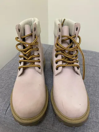 Stivali rosa con lacci