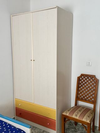 Dormitorio infantil 2 camas, armario y escritorio