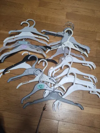 Lote de perchas infantiles