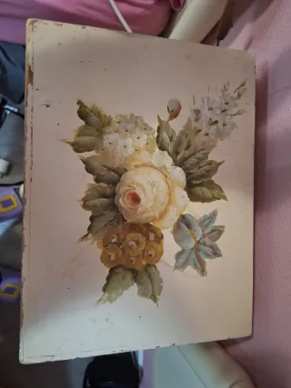 Cómoda de madera pintada a mano