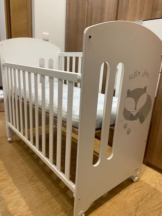 Cuna de bebé blanca con diseño de zorro
