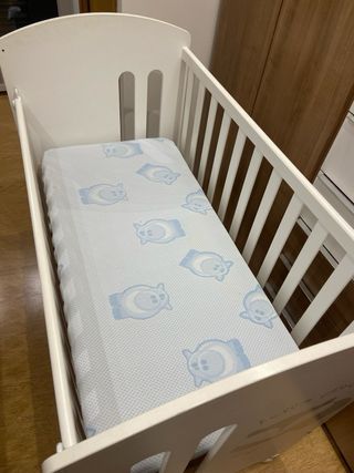 Cuna de bebé blanca con diseño de zorro