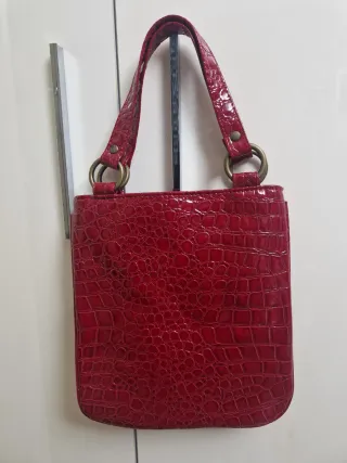 Bolso rojo efecto piel cocodrilo