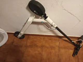 Patinete eléctrico blanco y negro