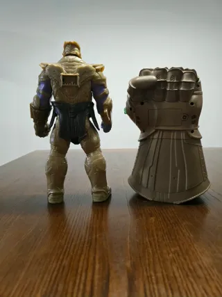 Figura Thanos con Guantelete Infinito