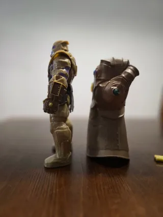 Figura Thanos con Guantelete Infinito