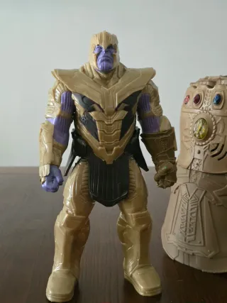 Figura Thanos con Guantelete Infinito