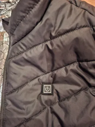 Chaleco térmico negro y plateado