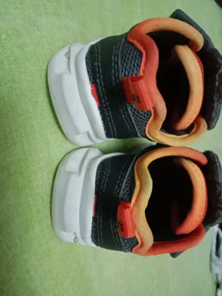 Deportivas niño dinosaurio talla 19