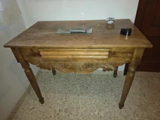 Mesa de madera antigua con cajón