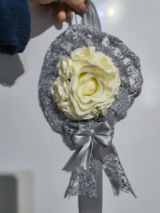 Decorazione floreale con pizzo e fiocco