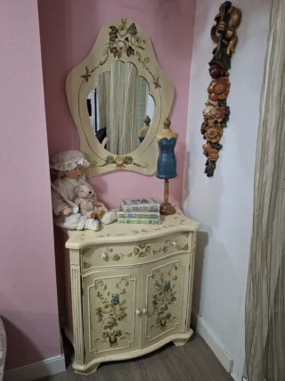 Mueble tocador y espejo floral