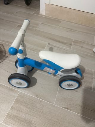 Bici de aprendizaje azul y blanca