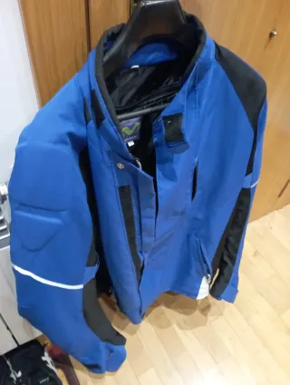 Cazadora motera azul y negra