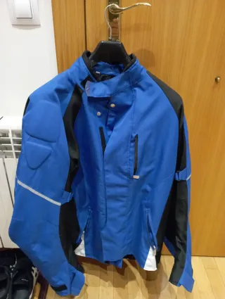 Cazadora motera azul y negra