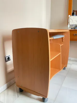 Tavolo per computer con ruote