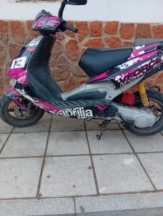Moto Scooter Aprilia Negra y Rosa