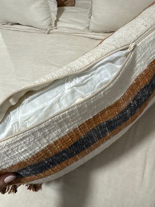 Cojín H&M Rayas Beige, Negro y Marrón