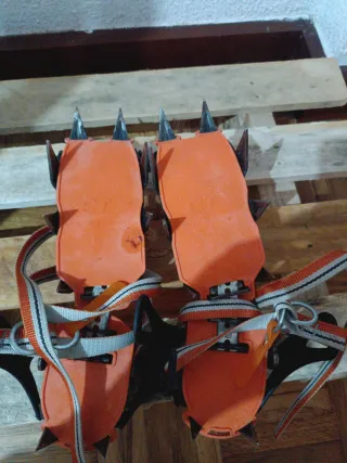 Crampones de montaña para senderismo