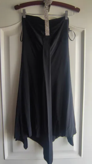 Abito da cocktail nero con scollo halter