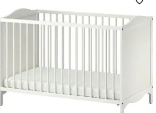 Cuna de bebé blanca y Moises babyhome verde