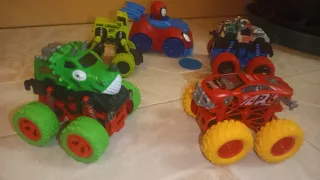Lote 5 coches monster truck, saltarines, y Spiderm
