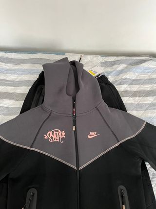 Conjunto Nike Tech Syna World Negro/Gris