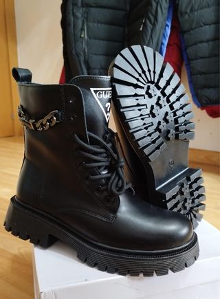 Botas Guess Negras con Cadena