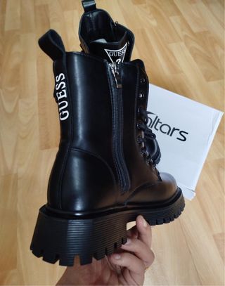 Botas Guess Negras con Cadena