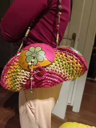 Bolso artesanal multicolor con abalorios