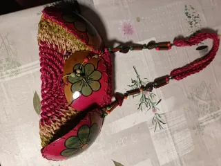 Bolso artesanal multicolor con abalorios