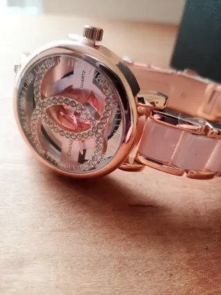 Vari orologi da donna e da uomo